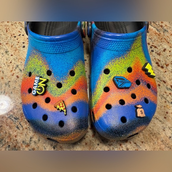Crocs Black/Rainbow Clogs With Jibbitz Women’s 12/Men’s 10 New Without Tags - Picture 11 of 13